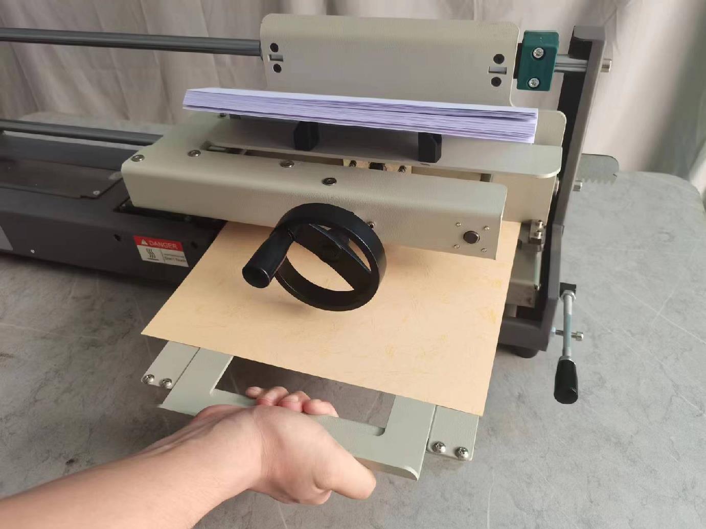 المهنية الصناعية الساخن الغراء - مراجعة Binding Machine Comb وسعره